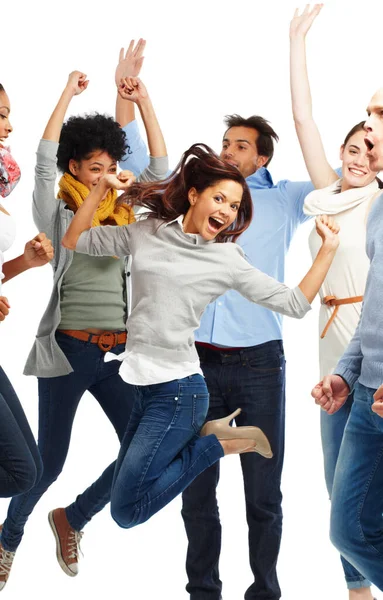 Cheio de energia. Grupo de jovens adultos casualmente vestidos pulando excitadamente contra um fundo branco. — Fotografia de Stock