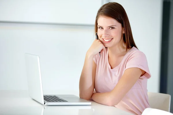 Succes is allemaal in een dag werken. Portret van een mooie zakenvrouw op kantoor. — Stockfoto