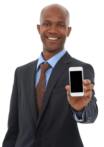 Bleiben Sie in Kontakt mit der neuesten mobilen Technologie. Ein afroamerikanischer Geschäftsmann hält ein Handy vor einem weißen Hintergrund.. — Stockfoto