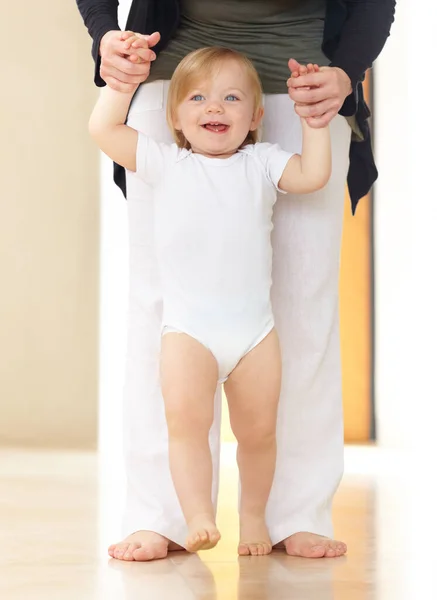 마법의 순간이지. 귀여운 아기가 걷는 법을 배우다. — 스톡 사진