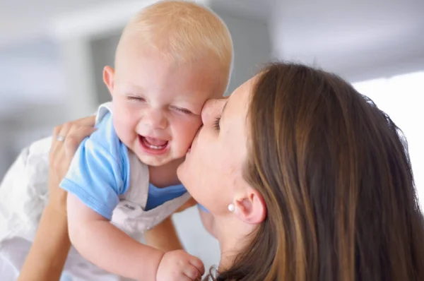 Es el más lindo. Joven hermosa madre sosteniendo su lindo bebé. — Foto de Stock