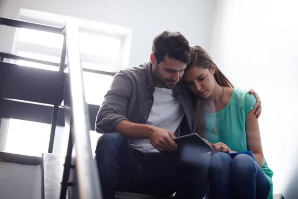 E 'bello avere una spalla su cui appoggiarsi. Colpo di uomo che confortava una donna afflitta in una tromba delle scale. — Foto Stock