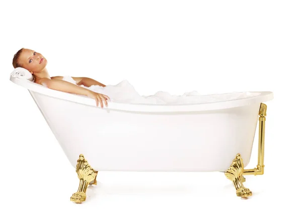 Побалует себя расслабляющей пенной ванной. Красивая молодая женщина отдыхает в ванной. — стоковое фото