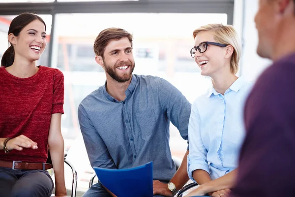 Disfrutando de su reunión de mentes. Recorte de cuatro compañeros de trabajo en la oficina. — Foto de Stock