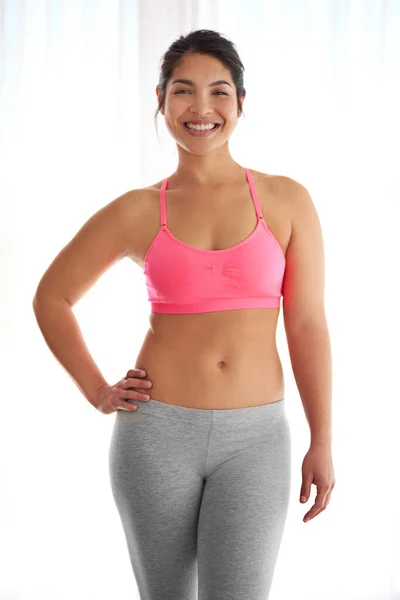 Здоровое тело, здоровый ум. Обрезанный снимок молодой женщины в спортивной одежде на белом фоне. — стоковое фото