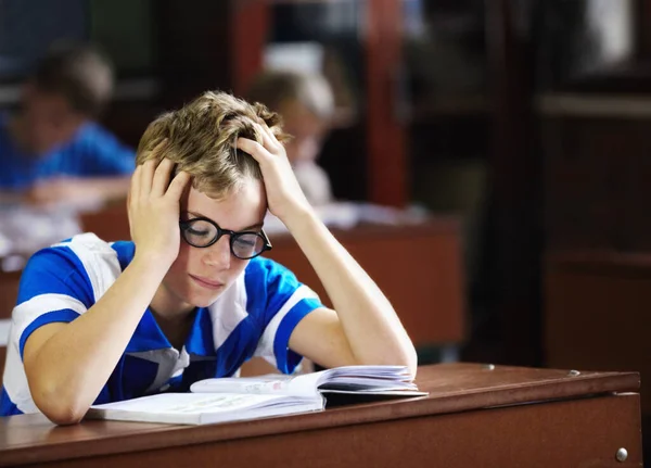 Jag kan bara inte få det rätt - inlärningssvårigheter. Ung pojke känner sig överväldigad av tristess i klassrummet. — Stockfoto