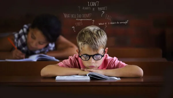 Zdezorientowany i borykający się z trudnościami w nauce - niepełnosprawność w uczeniu się. Młody chłopiec czuje się pokonany nudą w klasie. — Zdjęcie stockowe