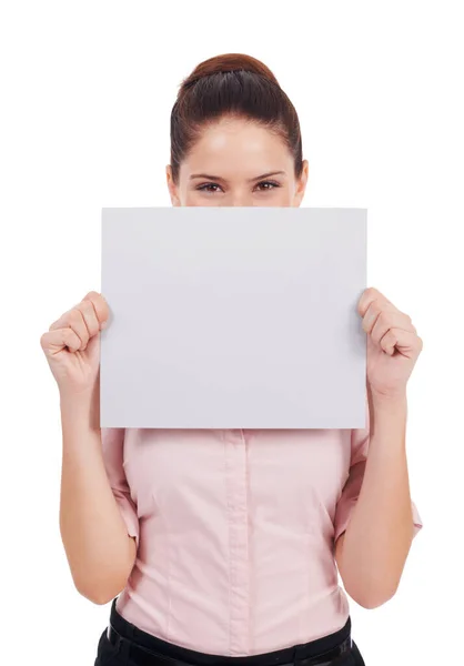 Estou sem palavras por causa da tua ideia. Estúdio de uma jovem mulher segurando um pequeno cartaz em branco na frente de seu rosto isolado em branco. — Fotografia de Stock