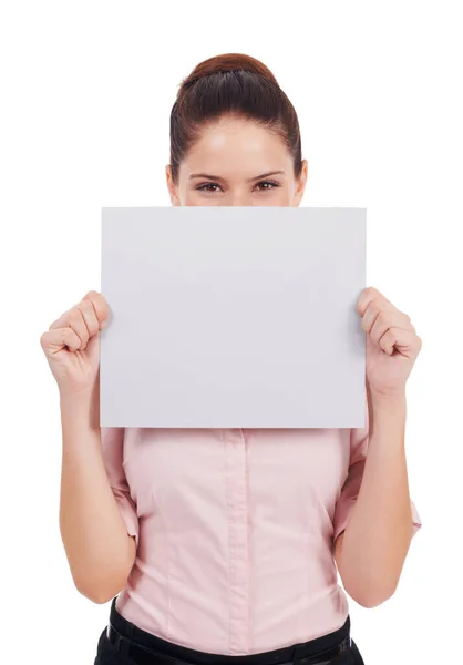 Je suis sans voix sur votre idée. Plan studio d'une jeune femme tenant une petite pancarte vierge devant son visage isolée sur du blanc. — Photo