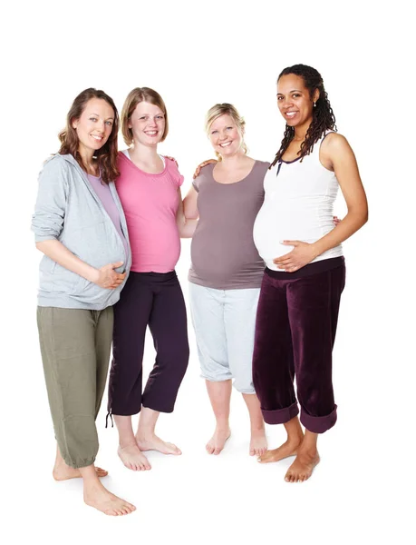 Lié par la joie de la maternité imminente. Des amies enceintes debout ensemble alors qu'elles étaient isolées sur du blanc. — Photo