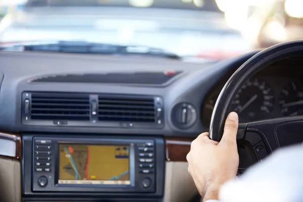 Twój cel czeka.... Przycięty obraz systemu nawigacji GPS i męskie ręce na kierownicy samochodu. — Zdjęcie stockowe