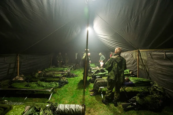 Soldati che si preparano a dormire all'interno della loro grande tenda - Questa è la realtà della KFOR, Kosovo 1999. Questa immagine fa parte della nostra collezione storica. Le fotocamere digitali disponibili allora — Foto Stock