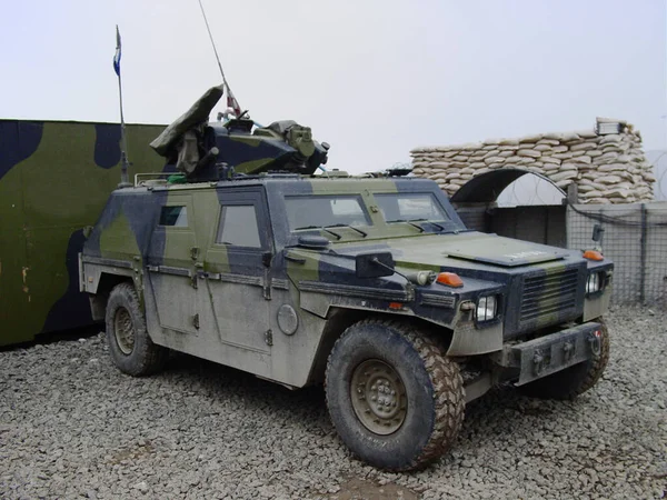 Schot van een militair voertuig - Dit is het echte ding van KFOR, Kosovo 1999. Dit beeld maakt deel uit van onze historische collectie. De digitale camera 's die toen beschikbaar waren waren erg slecht, dus verwacht — Stockfoto