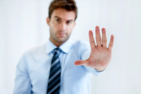 Conoce tus límites. Retrato de un hombre de negocios con expresión severa y con la mano en alto. — Foto de Stock