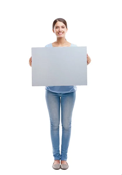 Pon tu anuncio aquí. Retrato de estudio de cuerpo entero de una atractiva joven sosteniendo un signo gris en blanco. — Foto de Stock