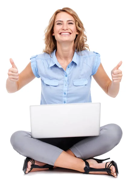 Estou a dar-te o apoio. Retrato de comprimento total de uma jovem atraente dando dois polegares para cima ao usar seu laptop. — Fotografia de Stock