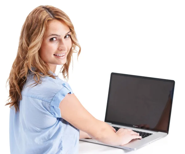 Ela tem o melhor negócio no seu novo portátil. Retrato de uma jovem atraente usando seu laptop contra um fundo branco. — Fotografia de Stock