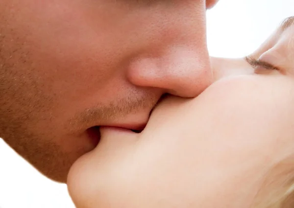 De har en djup koppling. Närbild av två personer kyssas. — Stockfoto