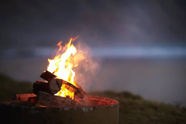 Uma necessidade de acampar. Vista cortada de um incêndio queimando ao ar livre. — Fotografia de Stock