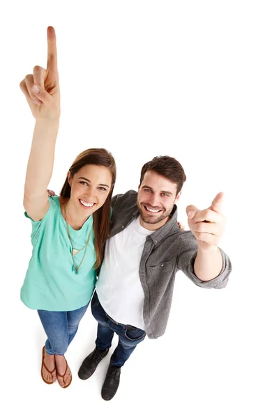 Visaient le succès. Plan en angle élevé d'un jeune couple heureux en studio levant les bras et pointant vers le haut. — Photo