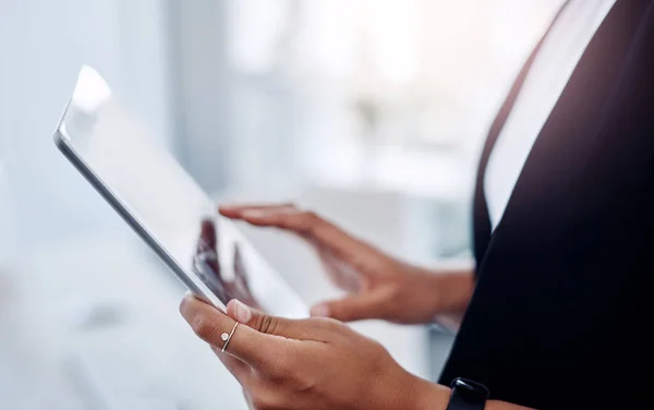 Verbonden met nieuwe kansen. Close-up van een onherkenbare zakenvrouw met behulp van een digitale tablet in een kantoor. — Stockfoto