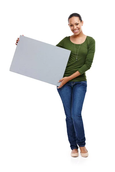La página en blanco es donde ocurre la inspiración. Retrato de una joven atractiva sosteniendo una tabla aislada en blanco. — Foto de Stock