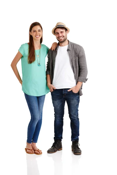Обычная счастливая пара. Студийный снимок улыбающейся молодой пары в повседневной одежде, стоящей рядом друг с другом. — стоковое фото