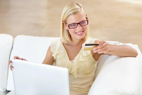 İnternetten alışveriş yapmak çok kullanışlı. Muhteşem genç bir kadın kredi kartıyla internetten bir şeyler alıyor.. — Stok fotoğraf