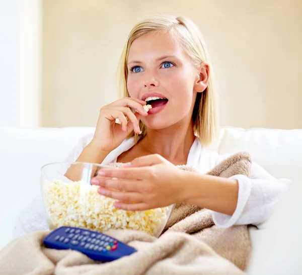 Hice una cita para una película conmigo mismo. Una hermosa joven viendo una película en casa. —  Fotos de Stock