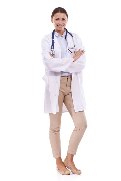 Confiante na carreira dela. Retrato de um belo médico de pé com os braços dobrados contra um fundo branco. — Fotografia de Stock