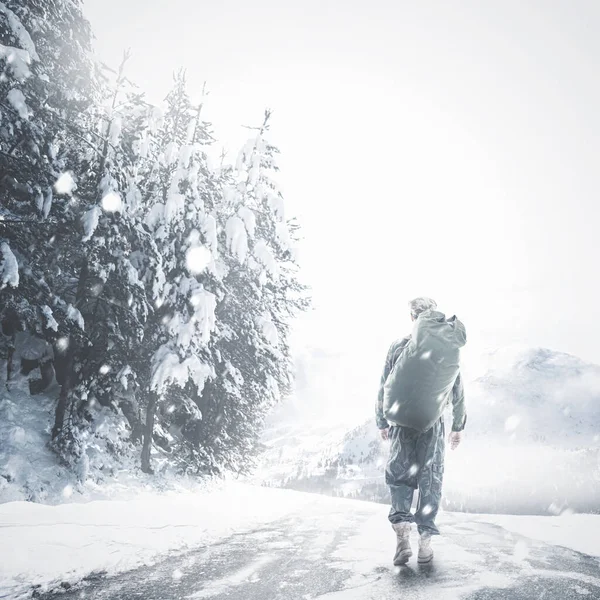 勇敢的人一个人走一个人在雪地的道路上行走的背景图片. — 图库照片