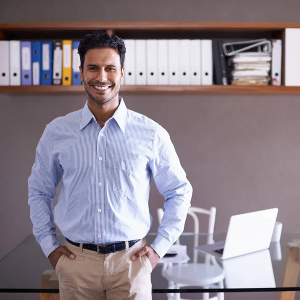 Está pronto para o que o mundo dos negócios lhe der. Tiro cortado de um belo jovem empresário em seu escritório. — Fotografia de Stock