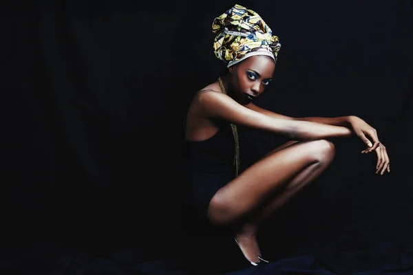 Es ist ein Symbol wahrer afrikanischer Schönheit. In voller Länge erschossen eine schöne afrikanische Frau vor schwarzem Hintergrund. — Stockfoto