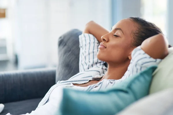 Was für ein ruhiger und friedlicher Sonntagnachmittag. Aufnahme einer jungen Frau, die zu Hause auf dem Sofa schläft. — Stockfoto