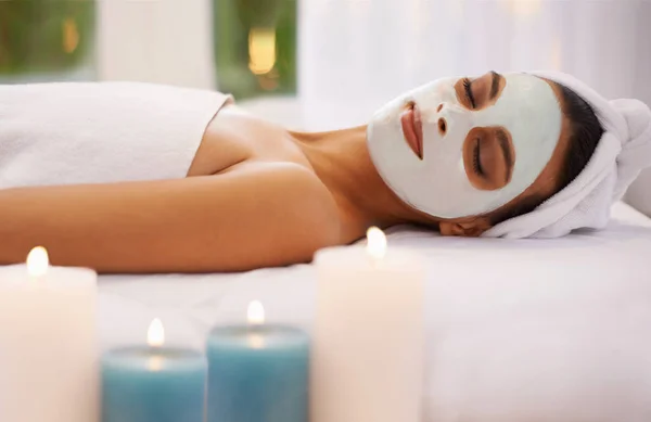 Acalmante mimos para a pele. Tiro de uma jovem mulher desfrutando de um tratamento facial em um spa. — Fotografia de Stock