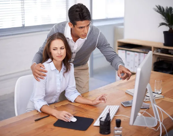 Nevhodné chování pro kancelář. Mladá žena vypadá nepohodlně, když její šéf položí ruku na její rameno. — Stock fotografie