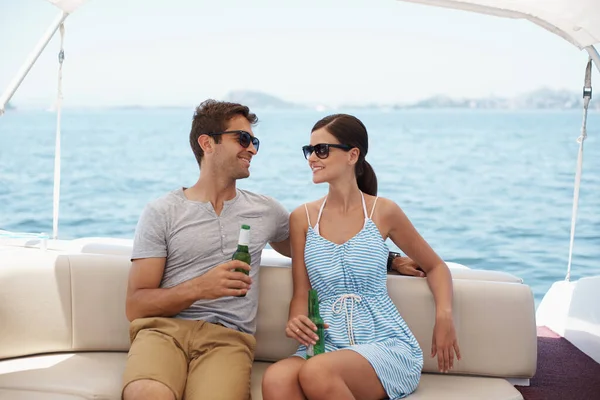 Делать замечательные праздничные воспоминания вместе. Снимок привлекательной молодой пары, наслаждающейся прогулкой на лодке вместе. — стоковое фото