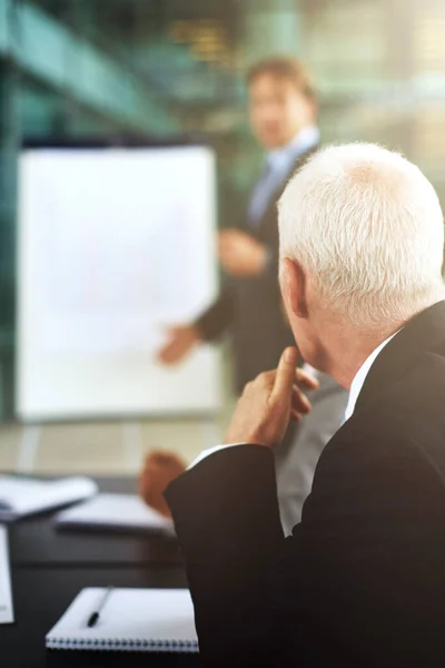 Está escuchando atentamente. Recortado de un hombre de negocios dando una presentación. —  Fotos de Stock