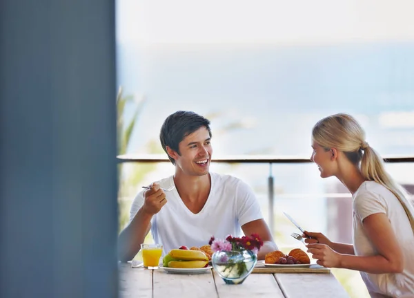 Compartilhe um café da manhã com sua amada. Tiro de um jovem casal feliz tomando café da manhã juntos no convés em casa. — Fotografia de Stock