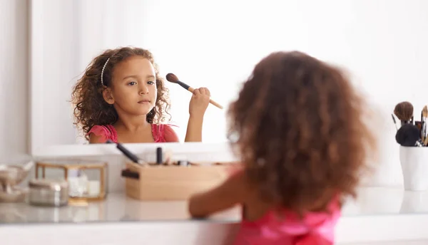 Ich werde genauso aussehen wie meine Mama. Aufnahme eines kleinen Mädchens, das im Spiegel errötet. — Stockfoto