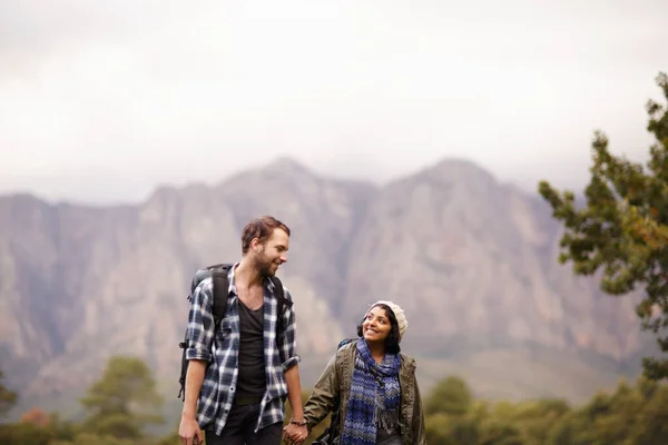 Genieten van een natuurwandeling. Schattig jong paar verkennen van de buitenlucht samen. — Stockfoto