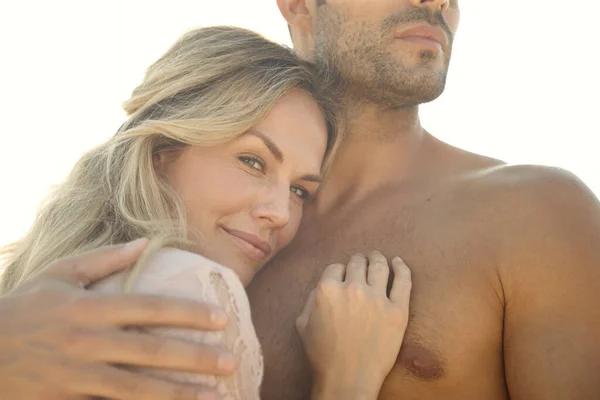 Veilig in zijn armen. Hoofd en schouders portret van een aantrekkelijke jonge vrouw omarmen haar man op een zonnige dag. — Stockfoto