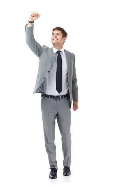 Празднует успех своего бизнеса. Полнометражный снимок молодого бизнесмена с поднятой рукой в честь празднования. — стоковое фото