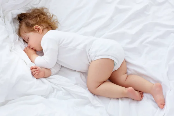 Sono tranquilo. Um bebê adorável dormindo na cama. — Fotografia de Stock