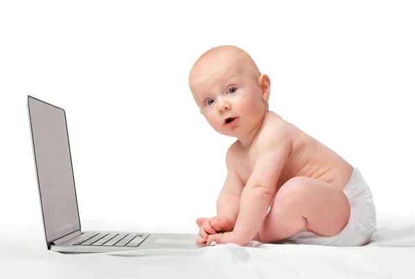 Ya está aprendiendo las formas de la tecnología. Foto de estudio de un niño sentado con un portátil. — Foto de Stock