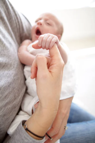 Einschlafen in den Armen ihrer Mutter. Aufnahme eines neugeborenen Mädchens, das von seiner Mutter gehalten wird. — Stockfoto