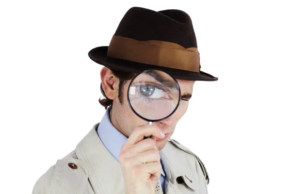 Ich habe mein Auge auf dich gerichtet. Neugieriger Privatdetektiv blickt durch eine Lupe vor weißem Hintergrund. — Stockfoto