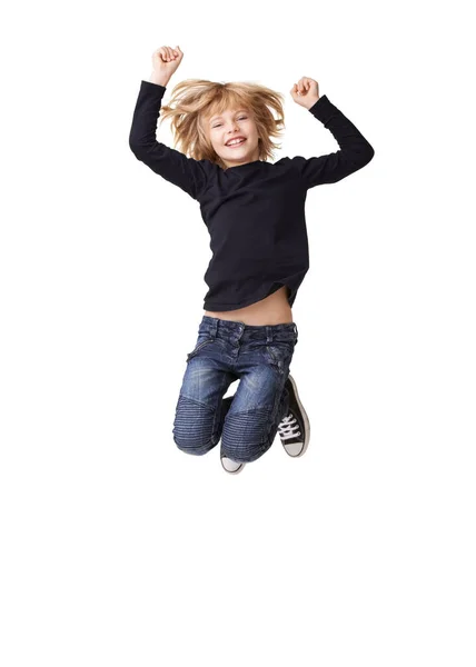 Scholen uit. Portret van een mooi klein meisje lachend en springend met opgeheven armen in de lucht tegen een witte achtergrond. — Stockfoto