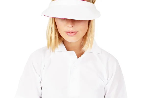 Konzentriert auf diesen perfekten Schuss. Nahaufnahme einer schönen blonden Golferin mit weißer Mütze, die ihre Augen isoliert auf weißer Fläche verdeckt. — Stockfoto