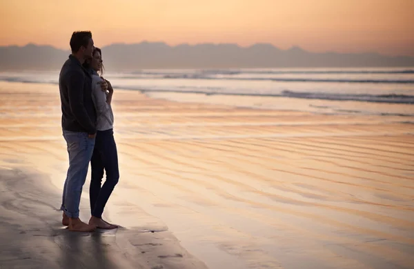 Il n'y a rien comme le jeune amour. Silhouette d'un jeune couple profitant d'une promenade romantique sur la plage. — Photo